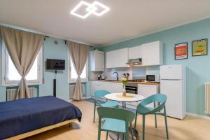 een slaapkamer met een bed, een tafel en stoelen bij Cozy apartment in Castelfranco Veneto +3 foto's