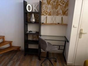 a desk and a chair in a room at Charmant T2 en duplex in Bordeaux