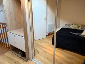 a small bedroom with a bed and a mirror at Charmant T2 en duplex in Bordeaux