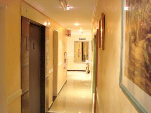 a hallway with a long corridor in a building at Hotel Esperia in Buenos Aires