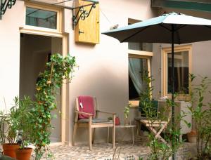 patio con sedia e ombrellone di Casa Horea 54 a Cluj-Napoca