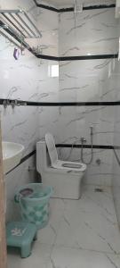 ein Badezimmer mit Toilette und Waschbecken in der Unterkunft hotel jaswant in Deshnoke