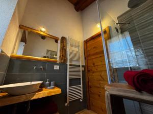 een badkamer met een wastafel en een spiegel bij Baita Mot in Marmora