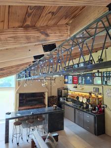 una cucina con un tavolo e sedie in una stanza di Los horneros a General Rodríguez