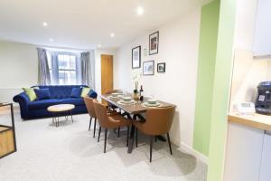 Khu vực ghế ngồi tại The Regent Luxury Pad