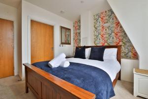 Postel nebo postele na pokoji v ubytování The Cardiff Central Pad – Stylish 2-Bed Apartment