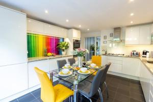 Kuchyň nebo kuchyňský kout v ubytování Luxury at The Brunswick - Free Parking-4 bedrooms