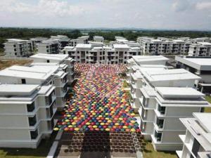 eine große Ansammlung von Regenschirmen inmitten von Gebäuden in der Unterkunft A well-kept unit with four bedrooms and ensuite bathrooms in Kampar