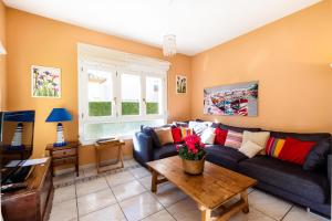 un salon avec un canapé et une table dans l'établissement Al Alba - Serene escape with shared swimming pool, à Bonmont Terres Noves