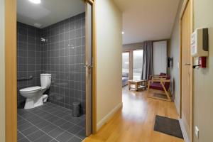 Un baño con inodoro y ducha a ras de suelo. en Les Woodies, en Xertigny 66 fotos más