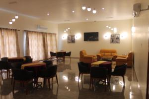 Hotel Moon Palace Kolwezi tesisinde bir restoran veya yemek mekanı