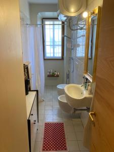 Un baño con lavabo, inodoro y ducha. en Sassiglioni Vacanze, en Sassiglioni 81 fotos más