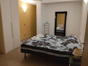 een slaapkamer met een bed met een zwart-witte deken bij Casa Chicken2 -Mare, Monti E Bikers in Bardino Vecchio