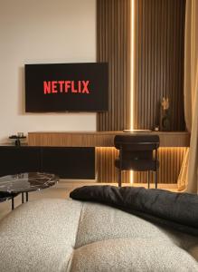 TV a/nebo společenská místnost v ubytování New Architect & Design Studio - CFC & Maarif