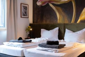 due letti in una stanza d'albergo con asciugamani sopra di Appartements Cafe Schneider a Sankt Anton am Arlberg