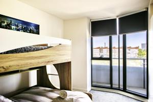 Postel nebo postele na pokoji v ubytování Contemporary Comfort