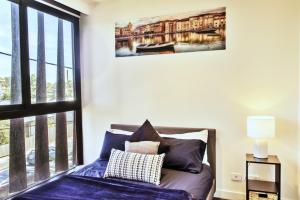 Postel nebo postele na pokoji v ubytování Contemporary Comfort + 9 fotografií