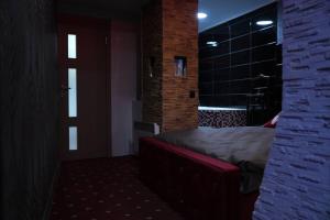 Giường trong phòng chung tại Romantic Mini-Hotel & Photo Space in the Heart of Lviv +4 ảnh