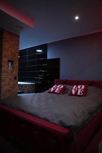 Giường trong phòng chung tại Romantic Mini-Hotel & Photo Space in the Heart of Lviv