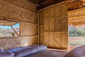 une pièce avec un grand mur en bois et une grande fenêtre dans l'établissement Ozone Valley Camp Khaoyai, à Nong Nam Daeng