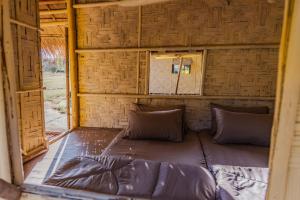 une chambre avec un lit à l'intérieur d'une maison dans l'établissement Ozone Valley Camp Khaoyai, à Nong Nam Daeng