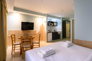 Un dormitorio con una cama y un comedor con una mesa. en Marina Beach Hotel, en Tel Aviv