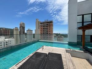 een zwembad op het dak van een gebouw bij Vista Mar - Suíte, Cozinha Completa, Até 4 pessoas in Itapema