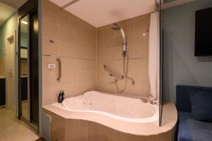 y baño con ducha y bañera. en Marina Beach Hotel, en Tel Aviv 65 fotos más