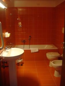 A bathroom at Santa Loja Hotel Residence