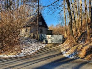 um velho celeiro na beira de uma estrada em Párty areál U Staré Vápenky em Vendryně
