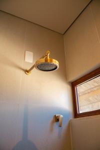 bagno con luce sul muro di Casa Brisa - Villa Vento a Camocim Altre 21 foto