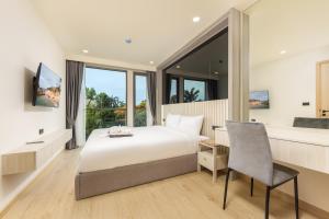 Giường trong phòng chung tại Ozone Сondo Apart Hotel by TropicLook +63 ảnh