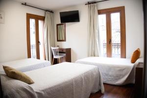 Postel nebo postele na pokoji v ubytování Hotel Restaurante Rúas + 94 fotografií