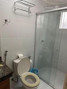 ein Badezimmer mit Toilette und Glasdusche in der Unterkunft Lacqua Di Roma Caldas Novas in Caldas Novas