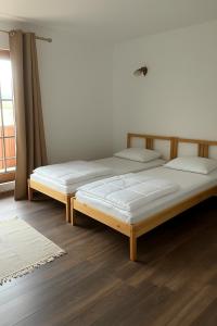 due letti singoli in una stanza con finestra di Sonnenhaus a Marpod