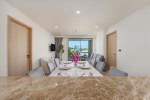 Khu vực ghế ngồi tại Ozone Сondo Apart Hotel by TropicLook