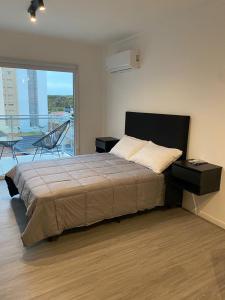 En eller flere senge i et værelse på Departamento Senderos Mar y Parque A