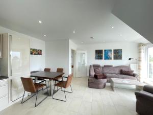 a living room with a table and a couch at Meerblick in Hansaland