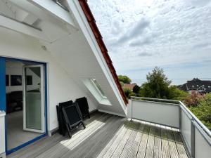 a balcony with a view of a house at Meerblick in Hansaland