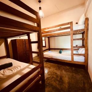 En eller flere senge i et værelse på Bay Lagoon Hostel