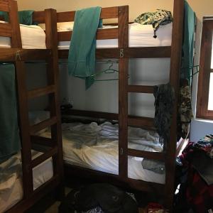 En eller flere køjesenge i et værelse på Bay Lagoon Hostel