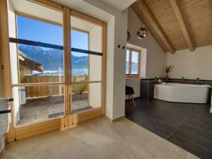 Cảnh núi rừng hoặc tầm nhìn ra núi từ căn hộ