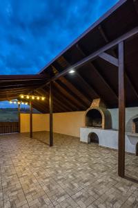 un patio esterno con forno per pizza di notte di Sonnenhaus a Marpod