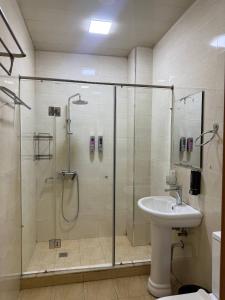 een badkamer met een douche en een wastafel bij Hotel Moon in Yakkasaray +8 foto's