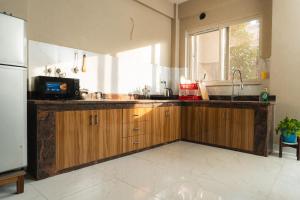 Kuchyň nebo kuchyňský kout v ubytování Maitreya Homestay