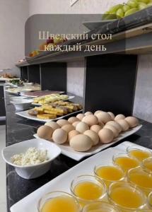 een buffet met eieren en ander eten op borden bij Hotel Moon in Yakkasaray