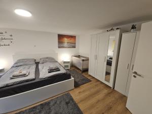 En eller flere senge i et værelse på Allgaeuerferienwohnung Schneider