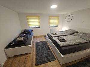 1 dormitorio con cama y banco. en Allgaeuerferienwohnung Schneider, en Woringen