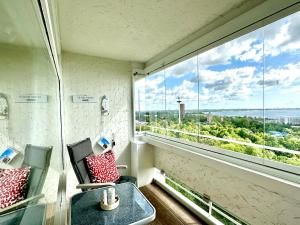 una stanza con due sedie e una grande finestra di Panoramic Sierksdorf Meer Loft a Hansaland