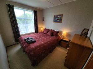 En eller flere senge i et værelse på Esplanade Escape Classic Coastal Cottage